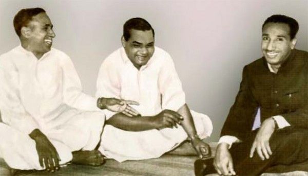 अटल बिहारी वाजपेयी (बीच में), बलराज मधोक (दाहिने कोने)