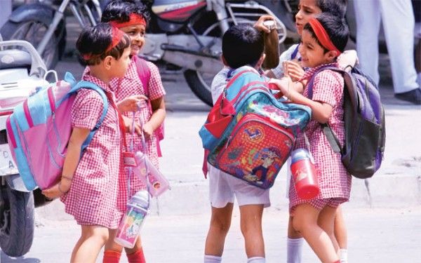 स्कूल जाते बच्चे.