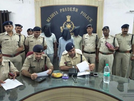 मुरैना पुलिस की प्रेस कॉन्फ्रेंस. पुलिस का दावा है कि मुकेश दूबे मर्डर केस सुलझा लिया गया है 