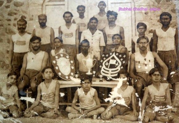 अपने मैडल के साथ भूपत (कुर्सी पर बैठे बाएं से पहले )