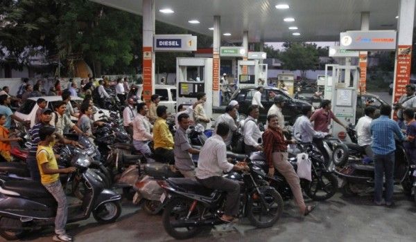जब तेल का रेट बढ़ता है तो लाइन लगाने का कष्ट अलग.