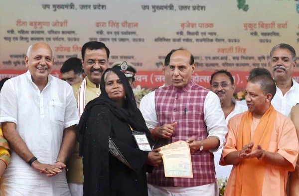 17 अगस्त को किसानों को खुद गृहमंत्री राजनाथ सिंह और योगी आदित्यनाथ ने प्रमाण पत्र दिए थे.