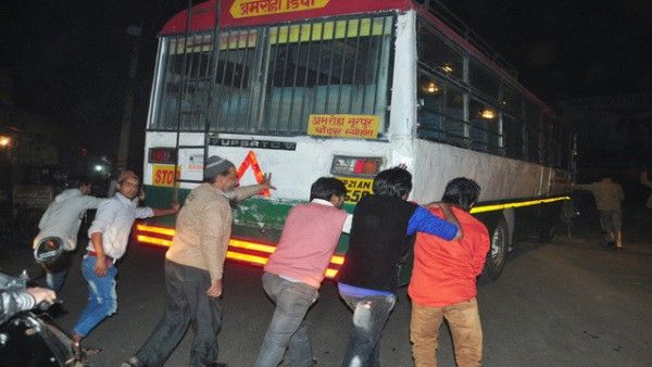 किराया देने के बाद धक्का अलग लगाना पड़ता है.