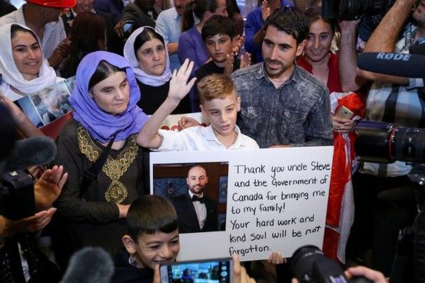 इस बच्चे की मां को ISIS हमलों के दौरान बिछड़ गई थीं. दोनों कनाडा गवर्नमेंट की वजह से मिल पाए. और कनाडा में शरण लिए हुए हैं. (Photo : Reuters)