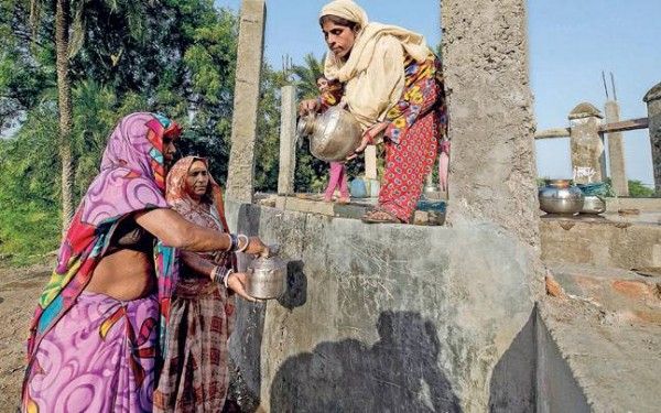 पानी के लिए आज भी लोगों को काफी मशक्कत करनी पड़ती है.