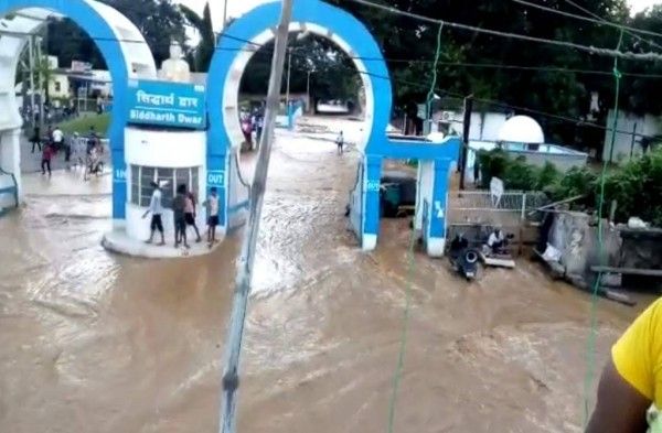 आसपास के इलाकों में भर गया है पानी.