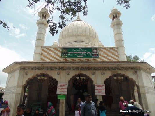 कमर अली दरवेश की वही दरगाह जहां इस आर्टिकल का लेखक अपने बचपन में अक्सर जाया करता था.