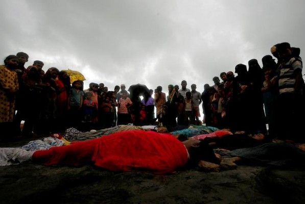 मर जा रहे लोगों की कब्रें ऐसी जगह बन रही हैं, जहां उनके रिश्तेदारों का आना भी होगा या नहीं. (Photo : Reuters)