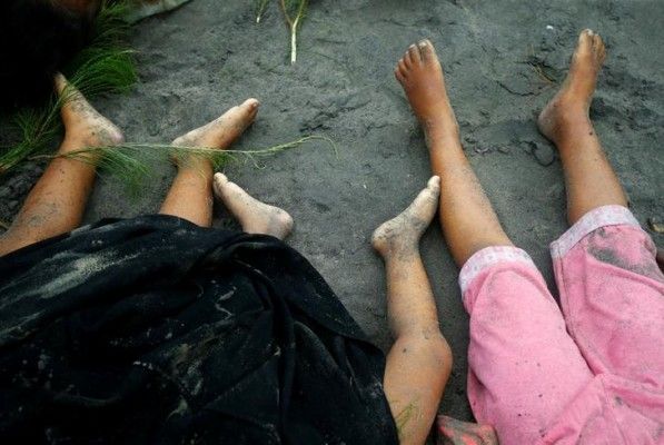 मरने वालों में मर्द ही नहीं औरतें और बच्चे भी हैं, जिनकी लाशें कलेजा काटती हैं. (Photo : Reuters)