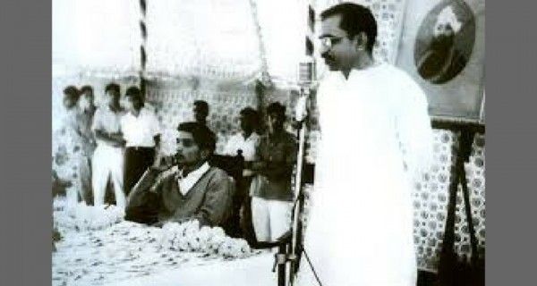 सभा को संबोधित करते हुए दीनदयाल 