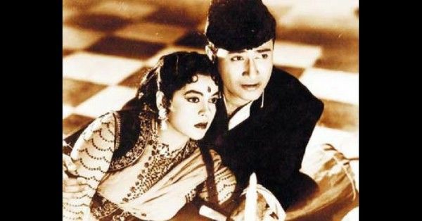 कहा जाता है कि देव आनंद ने सुरैया को सेट पर ही अंगूठी देकर प्रोपोज़ किया था.