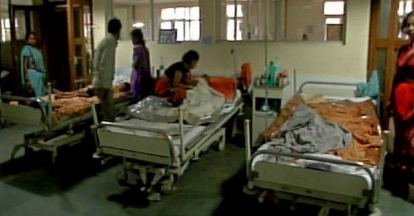 फर्रुखाबाद के राम मनोहर लोहिया अस्पताल में एक महीने में 49 नवजात की मौत हुई है. (फोटो: india.com)
