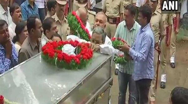 गौरी लंकेश लिंगायत समुदाय से ताल्लुक रखती थीं. परंपरा के मुताबिक उनके शव को दफनाया गया