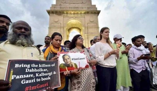 गौरी लंकेश की हत्या के विरोध में एकजुट हुए लोग...