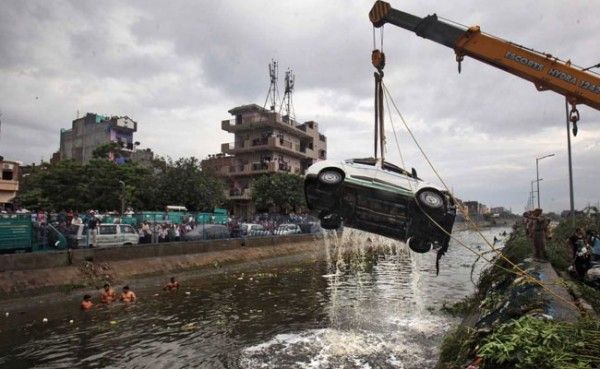 बड़ी मशक्कत से निकलीं गाड़ियां.