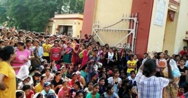 girl protest in bhu