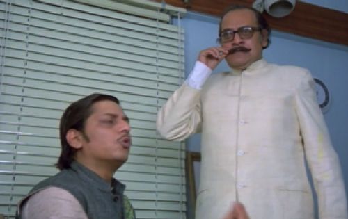 अमोल पालेकर राम प्रसाद के किरदार में (बाएं) और भवानी शंकर यानी उत्पल दत्त