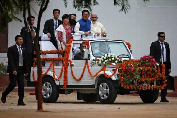 अहमदाबाद में मारुति सुजुकी की जिप्सी पर घूमते दिखे नरेंद्र मोदी और जापानी पीएम शिंजो आबे.