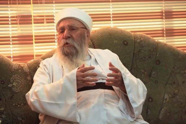 यज़ीदियों में पादरी या पीर जल छिड़क कर बच्चों का धर्म संस्कार करते हैं. ये यज़ीदियों के बाबा हैं. (Photo : Reuters)