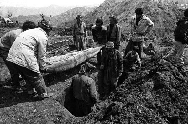 1991 में इराक में ज़ुल्म होने पर कुर्द टर्की के रिफ्यूजी कैंप में रहे. कैंप में कुर्द की मौत होने पर उसे दफनाते हुए. (Photo Reuters)