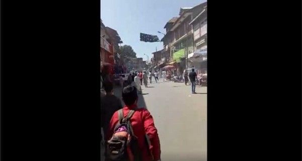 इस वीडियो में ज्यादातर इमारतों की छत पहाड़ी इलाकों की तरह ढलवा है...