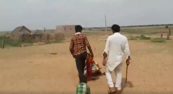 शौकत और इलियास (हाथ में डंडा लिए हुए)