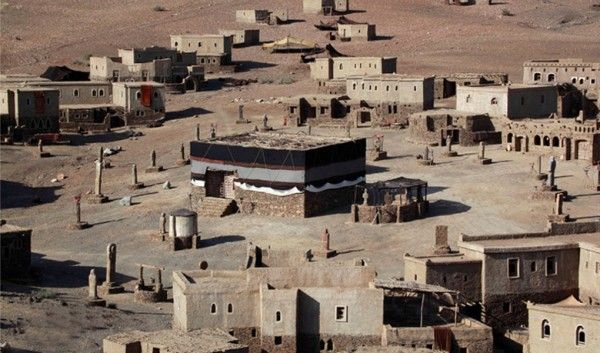  मूर्तियों से घिरे काबे की एक प्रतीकात्मक पेंटिंग. (इमेज सोर्स: parhlo.com)