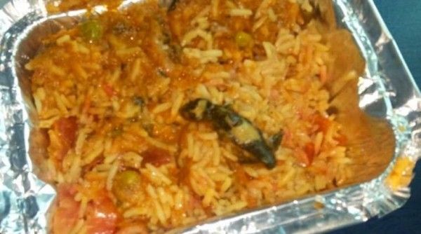 तहरी खाने की कोशिश करती छिपकली