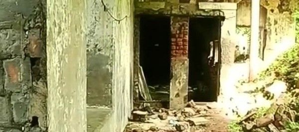 खुद को पुलिस वाला बताकर जर्नलिस्ट को फोटो खींचने से मना किया और उसे अंदर ले गए.