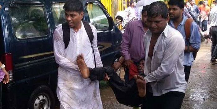 घायलों को लेकर जाते लोग.