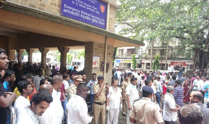 KEM अस्पताल में स्थिति का मुआयना करने के लिए नेता और अधिकारी पहुंच रहे हैं.