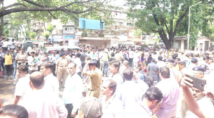अस्पताल के बाहर जमा लोग.