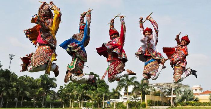 गुजरात में डांडिया के दौरान काफी रौनक रहती है. आयोजक महीनों पहले से डांडिया नाइट्स की तैयारी करते हैं.