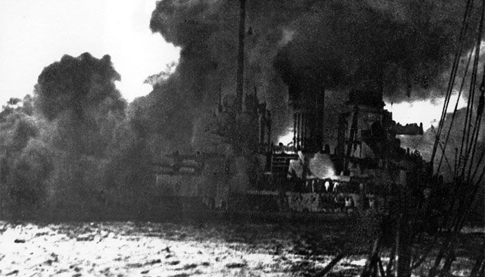 1916 में नॉर्थ सी में हुए जुटलैंड वॉर के दौरान जर्मनी के जहाज से निकलती लपटें