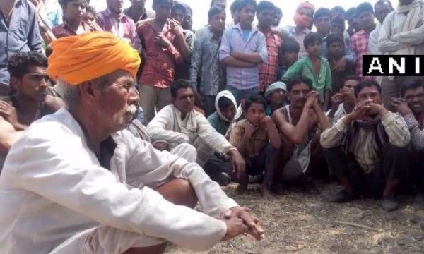 तथाकथित 'श्राप से मुक्त' कराने को 5 साल की बच्ची की शादी कराने फैसला सुना दिया था पंचायत ने.