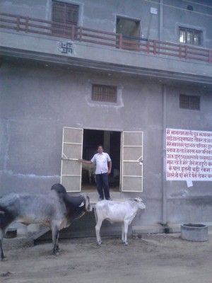 अपने घर के दरवाजे पर खड़े राजकुमार 