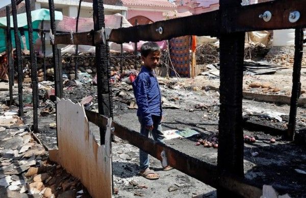घरों में आग लगने से देश छोड़ने को मजबू हैं रोहिंग्या मुस्लिम. (Photo : Reuters)