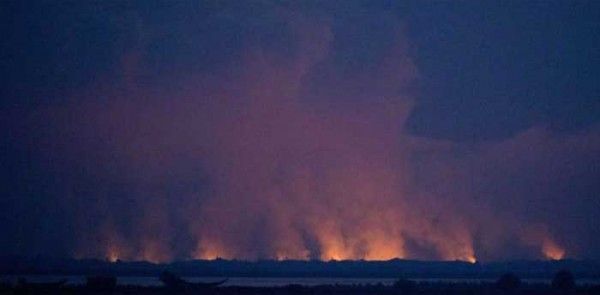 बांग्लादेश से ली गई इस तस्वीर में म्यांमार के अंदर लगी आग और उससे उठता धुआं नजर आ रहा है...