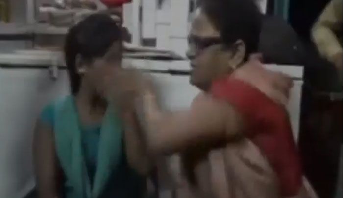 लड़की को प्रताड़ित करने और उसकी बेज्जती करने के लिए संगीता वार्ष्णेय के खिलाफ कानूनी कार्रवाई की जानी चाहिए...