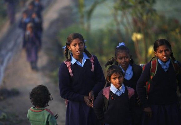 स्कूल जाती दिल्ली की लड़कियां. (सांकेतिक तस्वीर: रॉयटर्स)