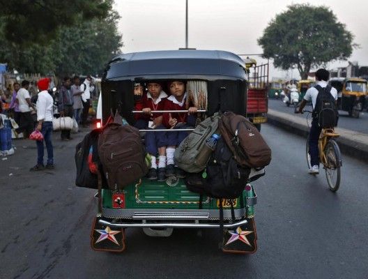 अहमदाबाद में स्कूल जाते बच्चे. (सांकेतिक तस्वीर: रॉयटर्स)