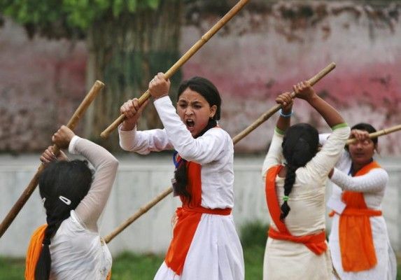 कश्मीर में सेल्फ डिफेंस का प्रदर्शन करतीं स्कूली लड़कियां. (सांकेतिक तस्वीर: रॉयटर्स)