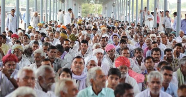 सीकर सब्जी मंडी में टीन शेड के नीचे बैठे हजारों किसान