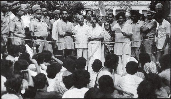 5 सितम्बर 1977: जब सीताराम येचुरी ने बतौर छात्र नेता इंदिरा गांधी सामने छात्रों का मेमोरेंडम पढ़ कर सुनाया था. इस मेमोरेंडम में इंदिरा से यूनिवर्सिटी के चांसलर के पद से इस्तीफ़ा मांगा गया था. 