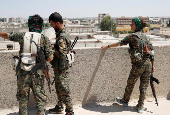 सीरिया में ISIS से सुरक्षा के लिए पहरा देते कुर्दिश फाइटर. (Photo : Reuters)