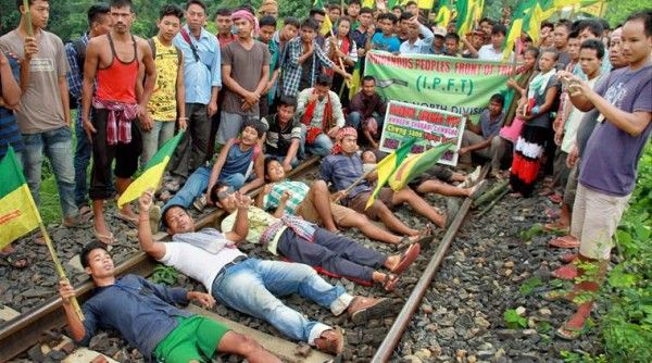 अगरतला के बारामुरा में तिपरालैंड की मांग को लेकर रेल लाइन ब्लॉक कर दी गई थी.