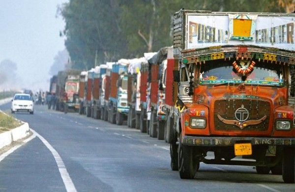 ट्रकों का ना जाने कितना डीजल तो जाम में फुंक जाता होगा.