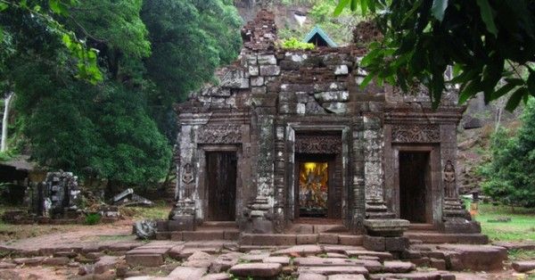 लाओस का ये वाटफ़ू मदिर बहुत बुरी हालत में था लेकिन अब इसकी हालत सुधर रही है.
