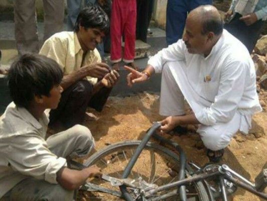 2014 के चुनाव प्रचार के दौरान पंचर की दुकान पर वीरेंद्र कुमार