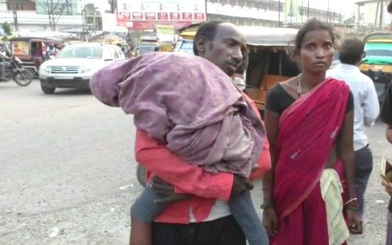 मौत के बाद रामबालक बेटी को कंधे पर लेकर जाने को मजबूर हुए.